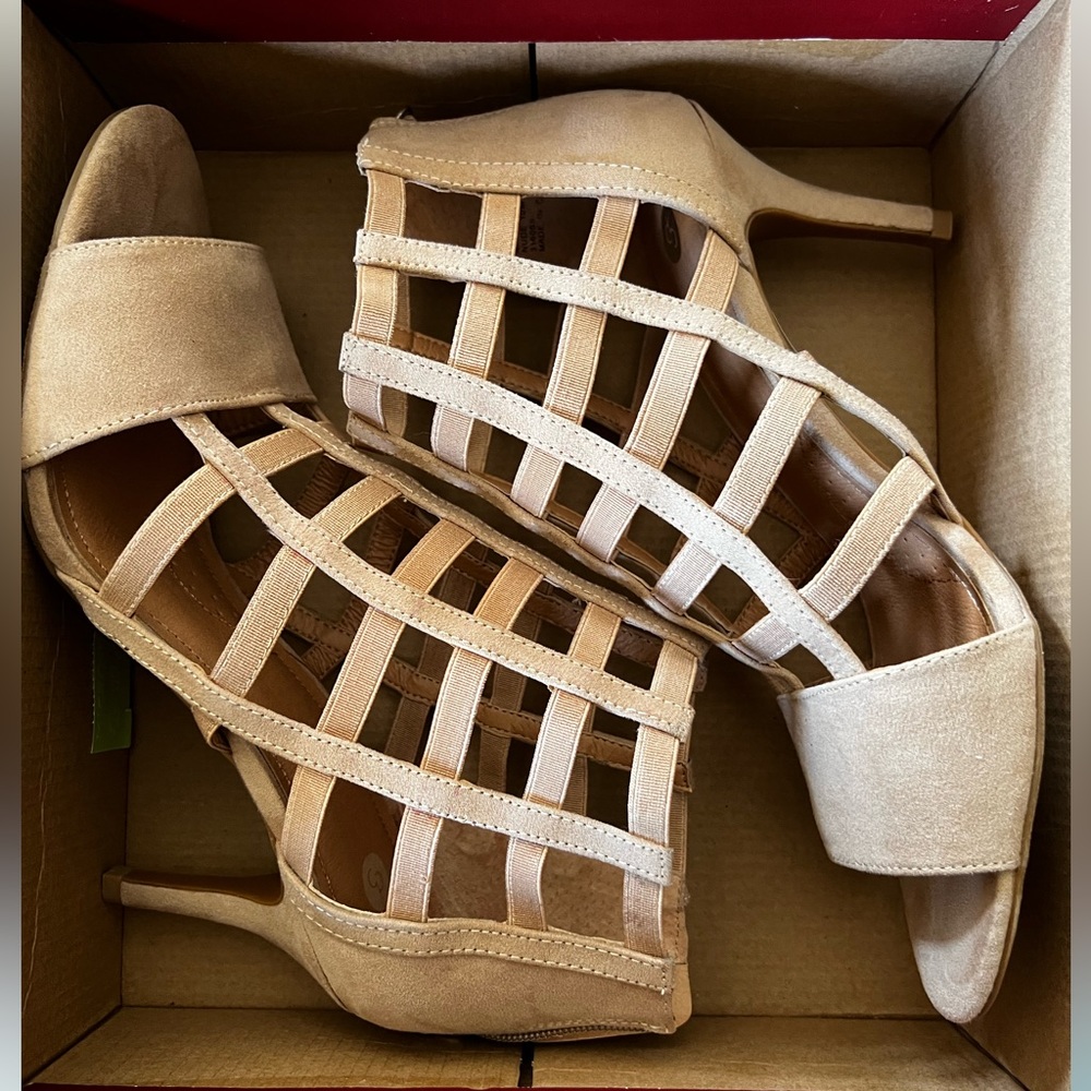 Real cute open shoe. Dress Barn size 10 with zipper in back.